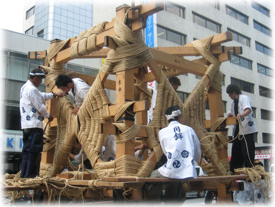 祇園祭　鉾立　縄組の様子